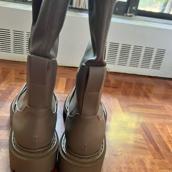 Pair of Chelsea boots NEVER worn… - Picture 3 of 8